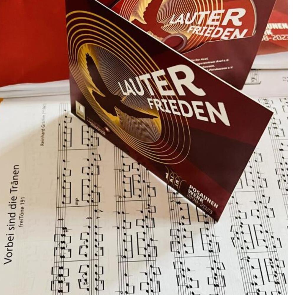 Doppel-CD "Lauter Frieden" von BrassWerkstatt auf Notenblättern präsentiert